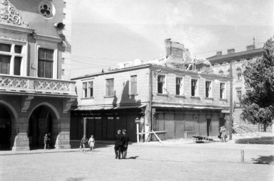 Rok 1942: rozbiórka kwartału w pierzei zachodniej Rynku. W ich miejscu mieści się dzisiaj budynek wejścia do "Rzeszowskich Piwnic". Fotografia z czasów okupacji ze zbiorów Galerii Fotografii Miasta Rzeszowa